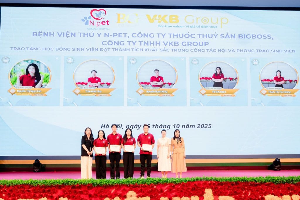 Đại diện VKB Group Trao Học Bổng
