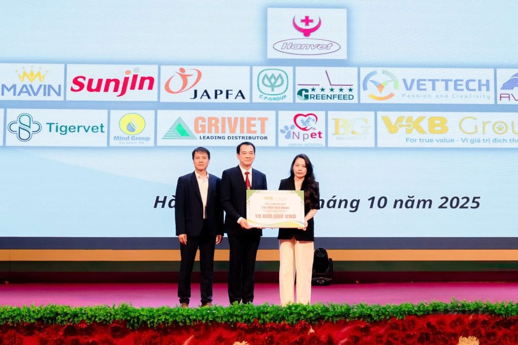 Ms. Chi đại diện VKB Group trao quà tài trợ