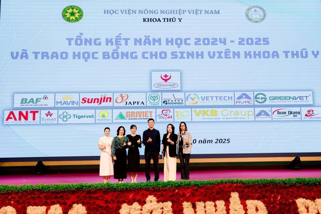VKB Group Trao Học Bổng Tại Lễ Tổng Kết Năm Học - Học Viện Nông Nghiệp